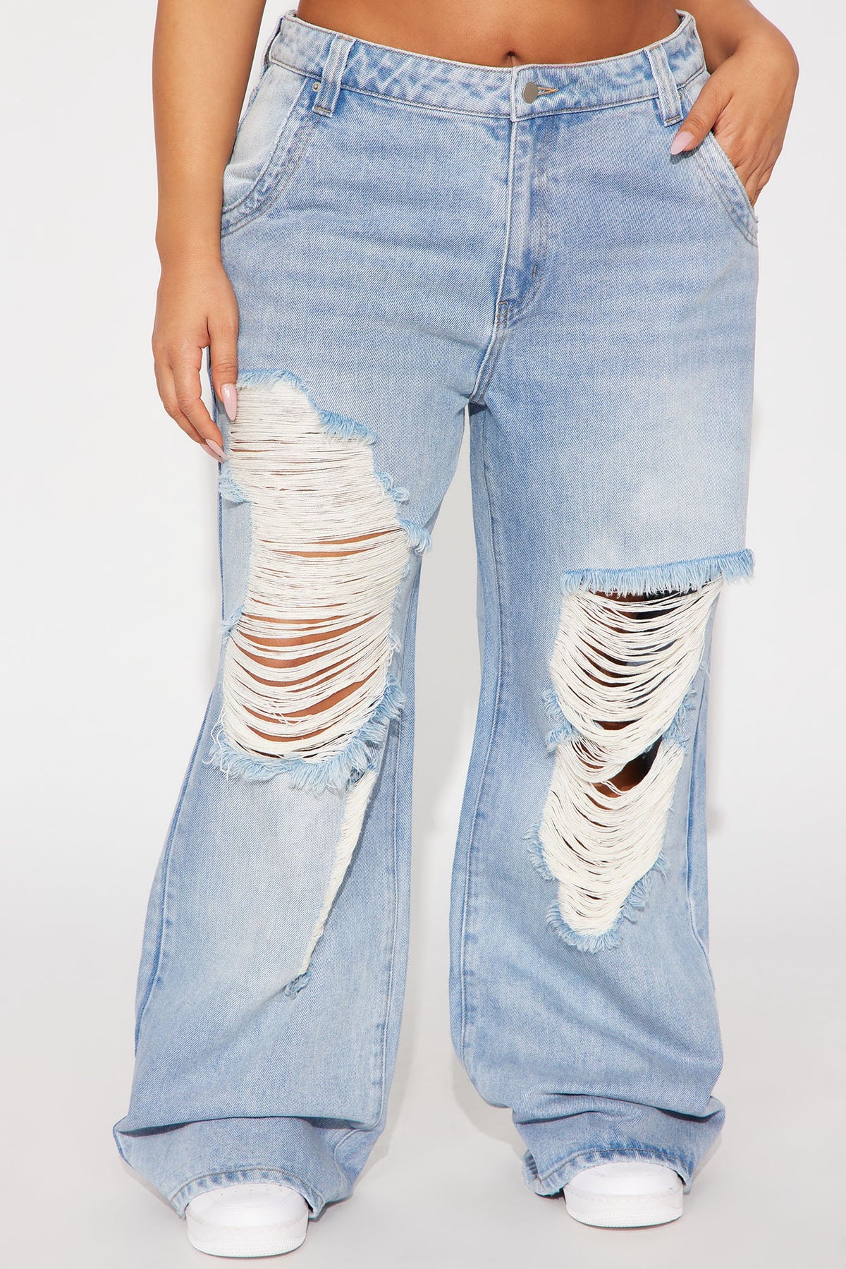 Petite Sticking Around Ripped Straight Leg Jeans - Medium Wash